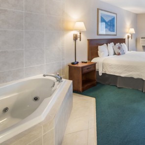 Deluxe King Whirlpool Room