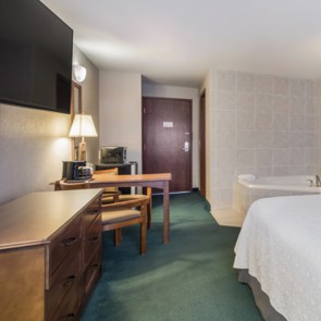 Deluxe King Whirlpool Room